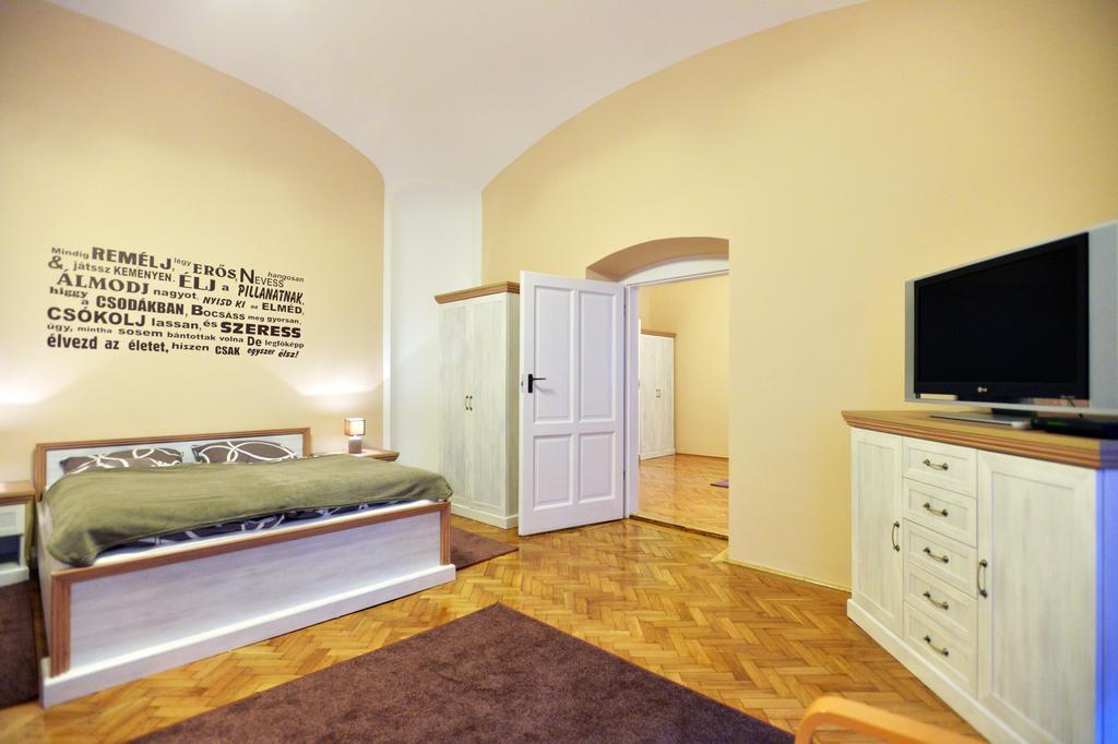 Foter Apartman Eger Luaran gambar