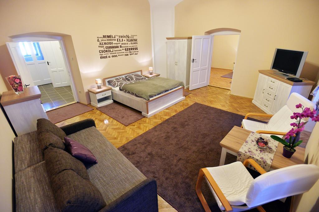 Foter Apartman Eger Luaran gambar